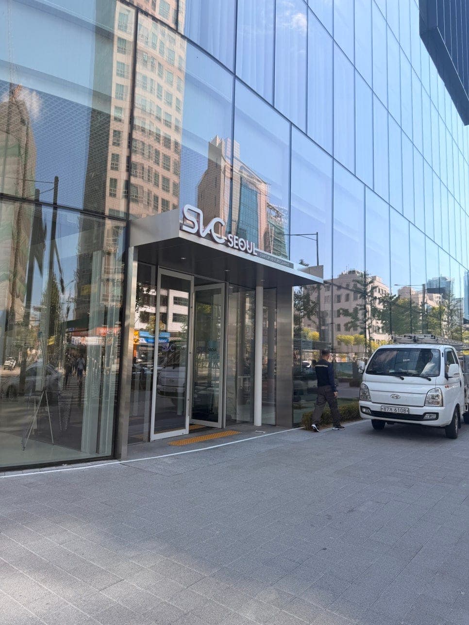 서울 마포구 셀팝 팝업스토어 유리시트지 시공 사진 6
